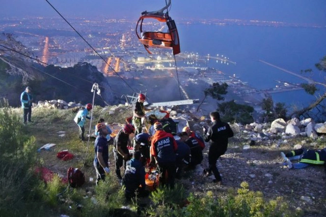Спасатели в Анталье эвакуировали всех пассажиров с аварийного фуникулера